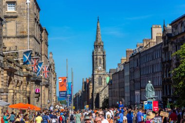 EDINBURGH, İngiltere - 14 Haziran 2022: Edinburgh, İskoçya 'da güneşli bir yaz gününde Royal Mile ve Tron Kirk kulesi
