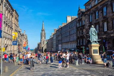EDINBURGH, İngiltere - 14 Haziran 2022: Edinburgh, İskoçya 'da güneşli bir yaz gününde Royal Mile ve Tron Kirk kulesi
