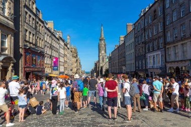 EDINBURGH, İngiltere - 14 Haziran 2022: Edinburgh, İskoçya 'da güneşli bir yaz gününde Royal Mile ve Tron Kirk kulesi