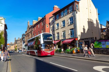 EDINBURGH, İngiltere - 14 Haziran 2022: Edinburgh, İskoçya, İngiltere 'de tipik bir caddede çift katlı kamu otobüsü