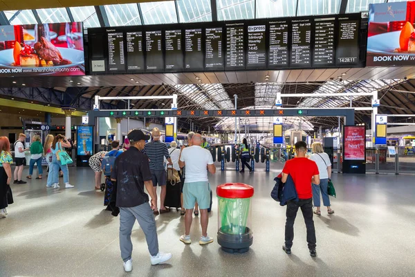 Glasgow Juni 2022 Elektronisk Anslagstavla Vid Glasgow Queen Street Tågstation — Stockfoto