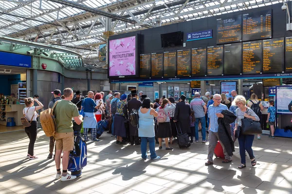 Edinburgh Reino Unido Junio 2022 Tablón Anuncios Electrónico Estación Tren —  Fotos de Stock