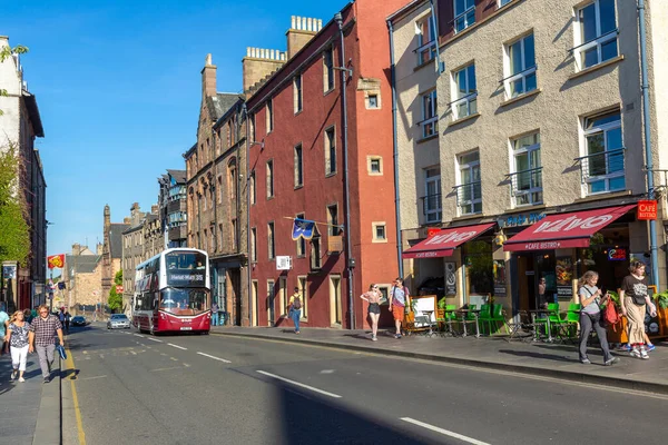 Edinburgh June 2022 스코틀랜드 에든버러의 전형적 거리에 이동전 — 스톡 사진