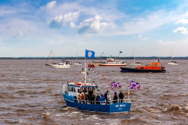 KINGSTON UPON HULL, İngiltere - 2 Haziran 2022: 70 gemilik Humber filosu Hull, Kingston, Hull, Yorkshire, İngiltere 'de Queen' s Platinum Jübile törenine damgasını vurdu.