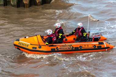 KINGSTON UPON HULL, İngiltere - 2 Haziran 2022: Cowes Lifeboat in Hull 'da güneşli bir günde, Kingston upon Hull, Yorkshire, İngiltere