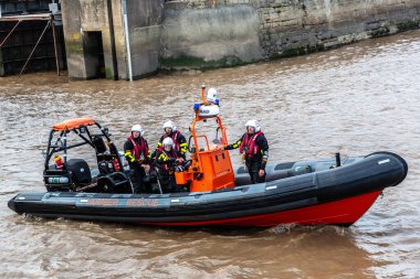 KINGSTON UPON HULL, İngiltere - 2 Haziran 2022: Cowes Lifeboat in Hull 'da güneşli bir günde, Kingston upon Hull, Yorkshire, İngiltere