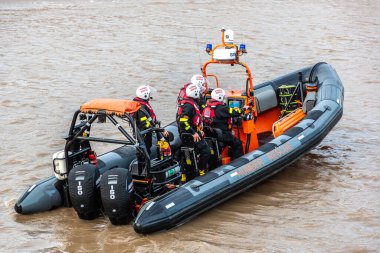 KINGSTON UPON HULL, İngiltere - 2 Haziran 2022: Cowes Lifeboat in Hull 'da güneşli bir günde, Kingston upon Hull, Yorkshire, İngiltere