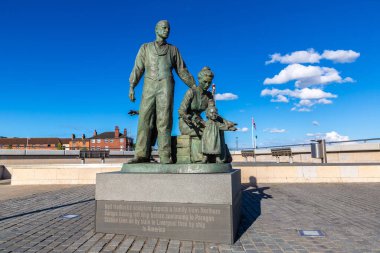 KINGSTON UPON HULL, İngiltere - 2 Haziran 2022: Neil Hadlock Heykeli Hull, Kingston 'da güneşli bir günde Hull, Yorkshire, İngiltere
