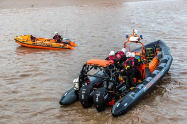 KINGSTON UPON HULL, İngiltere - 2 Haziran 2022: Cowes Lifeboat in Hull 'da güneşli bir günde, Kingston upon Hull, Yorkshire, İngiltere