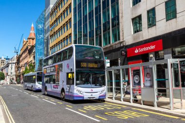 LEEDS, İngiltere - 16 Haziran 2022: Güneşli bir yaz gününde çift katlı otobüs Leeds, West Yorkshire, İngiltere