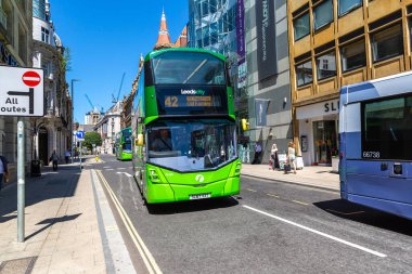 LEEDS, İngiltere - 16 Haziran 2022: Güneşli bir yaz gününde çift katlı otobüs Leeds, West Yorkshire, İngiltere