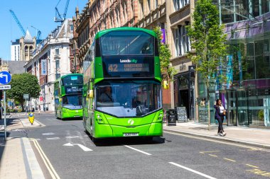 LEEDS, İngiltere - 16 Haziran 2022: Güneşli bir yaz gününde çift katlı otobüs Leeds, West Yorkshire, İngiltere