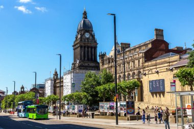 LEEDS, İngiltere - 16 Haziran 2022: Leeds Belediye Binası önünde çift katlı otobüs güneşli bir yaz günü Leeds, West Yorkshire, İngiltere