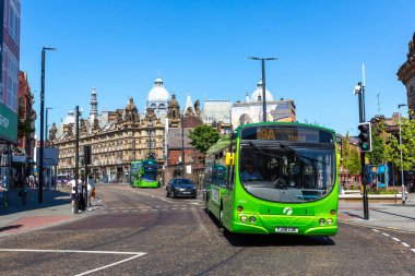 LEEDS, İngiltere - 16 Haziran 2022: Güneşli bir yaz gününde çift katlı otobüs Leeds, West Yorkshire, İngiltere