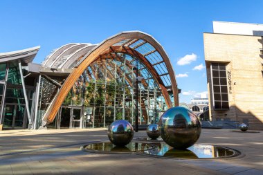 SHEFFIELD, İngiltere - 16 Haziran 2022: Kış Bahçesi - Sheffield, Güney Yorkshire, İngiltere 'deki en büyük ılıman cam evlerden biri