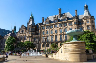 SHEFFIELD, İngiltere - 16 Haziran 2022: Sheffield Town Hall and Peace Gardens güneşli bir yaz gününde Sheffield, Güney Yorkshire, İngiltere