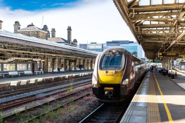 SHEFFIELD, İngiltere - 16 Haziran 2022: Sheffield Tren İstasyonu güneşli bir yaz gününde Sheffield, Güney Yorkshire, İngiltere