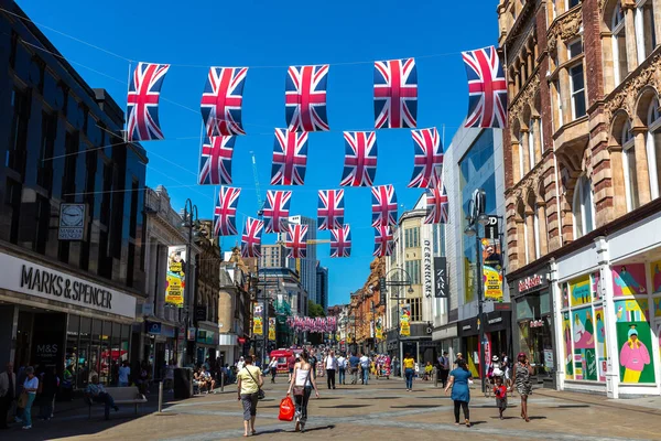 英国利得斯 2022年6月16日 英国西约克郡利兹市一个阳光明媚的夏天 老城区行人街的英国国旗 — 图库照片