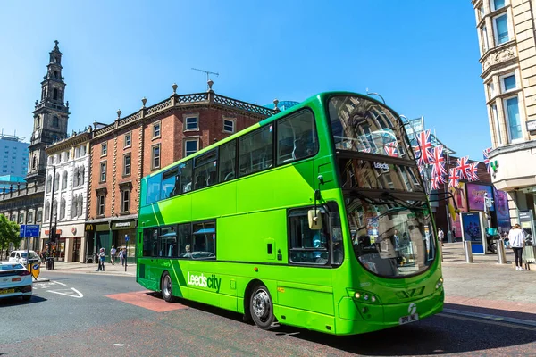 2022年6月16日 英国西约克郡利兹市阳光灿烂的夏日双层巴士 — 图库照片