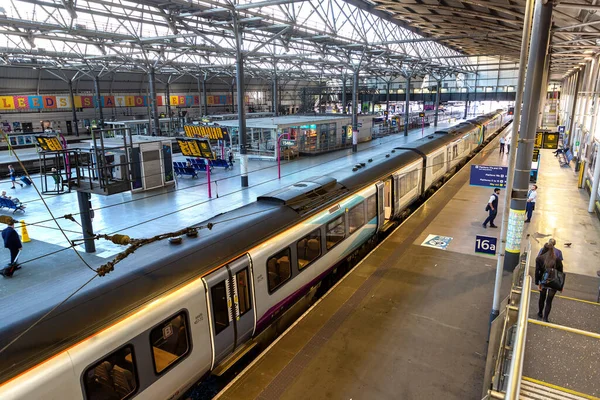 Leeds Reino Unido Junio 2022 Estación Tren Leeds Soleado Día —  Fotos de Stock