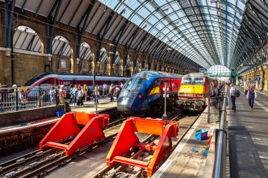 LONDON, BİRLİK KINGDOM - 26 Haziran 2022: Londra, İngiltere 'deki Kings Cross Station platformunda tren