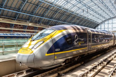 LONDON, İngiltere - 17 Haziran 2022: Modern Eurostar yüksek hızlı treni Paris Gare du Nord ve Londra St. Pancras tren istasyonunu Londra, İngiltere 'ye bağlar.