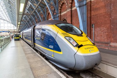 LONDON, İngiltere - 17 Haziran 2022: Modern Eurostar yüksek hızlı treni Paris Gare du Nord ve Londra St. Pancras tren istasyonunu Londra, İngiltere 'ye bağlar.