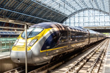 LONDON, İngiltere - 17 Haziran 2022: Modern Eurostar yüksek hızlı treni Paris Gare du Nord ve Londra St. Pancras tren istasyonunu Londra, İngiltere 'ye bağlar.