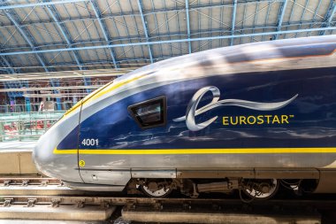 LONDON, İngiltere - 17 Haziran 2022: Modern Eurostar yüksek hızlı treni Paris Gare du Nord ve Londra St. Pancras tren istasyonunu Londra, İngiltere 'ye bağlar.