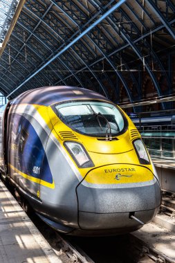 LONDON, İngiltere - 17 Haziran 2022: Modern Eurostar yüksek hızlı treni Paris Gare du Nord ve Londra St. Pancras tren istasyonunu Londra, İngiltere 'ye bağlar.