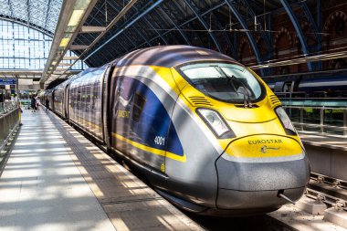LONDON, İngiltere - 17 Haziran 2022: Modern Eurostar yüksek hızlı treni Paris Gare du Nord ve Londra St. Pancras tren istasyonunu Londra, İngiltere 'ye bağlar.