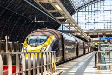 LONDON, İngiltere - 17 Haziran 2022: Modern Eurostar yüksek hızlı treni Paris Gare du Nord ve Londra St. Pancras tren istasyonunu Londra, İngiltere 'ye bağlar.