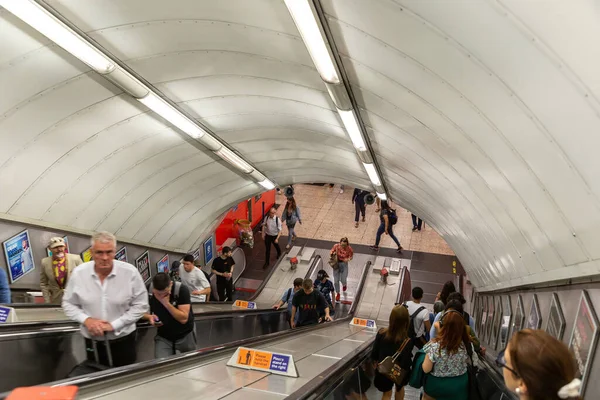 Londres Reino Unido Junio 2022 Escalera Mecánica Estación Metro Londres — Foto de Stock