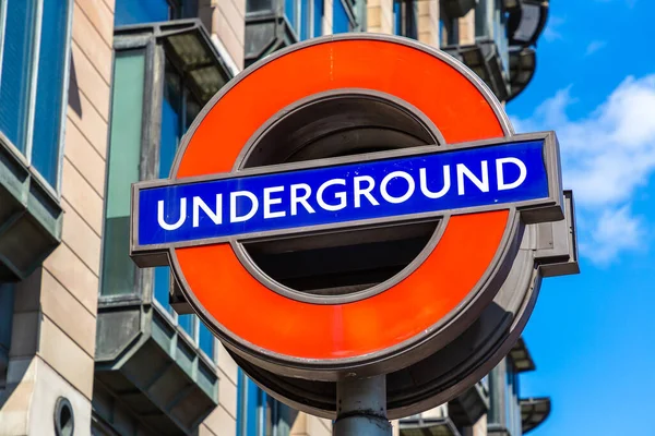 London Storbritannien Juni 2022 Londons Underjordiska Skylt Utomhus Solig Sommardag — Stockfoto