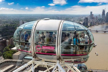 LONDON, İngiltere - 17 Haziran 2022: Güneşli bir yaz gününde Londra Göz Dönme Dolabı, İngiltere