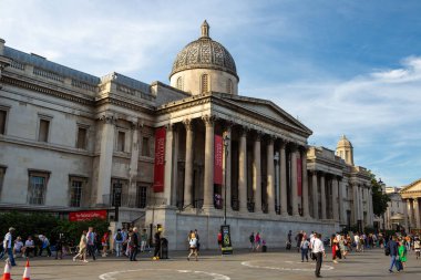 LONDON, BİRLİK KINGDOM - 26 Haziran 2022 Londra, İngiltere 'deki Trafalgar Meydanı' ndaki Ulusal Galeri