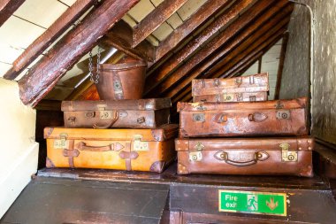 LONDON, BİRLİK KINGDOM - 26 Haziran 2022: Londra, İngiltere 'de Baker Caddesi' nde Victoria tarzı Sherlock Holmes Müzesi 'nin klasik iç mimarisi