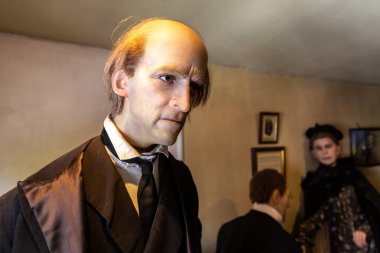 LONDON, BİRLİK KINGDOM - 26 Haziran 2022: Balmumu figürleri Londra, İngiltere 'de Baker Caddesi' nde Victoria tarzı Sherlock Holmes Müzesi 'nde
