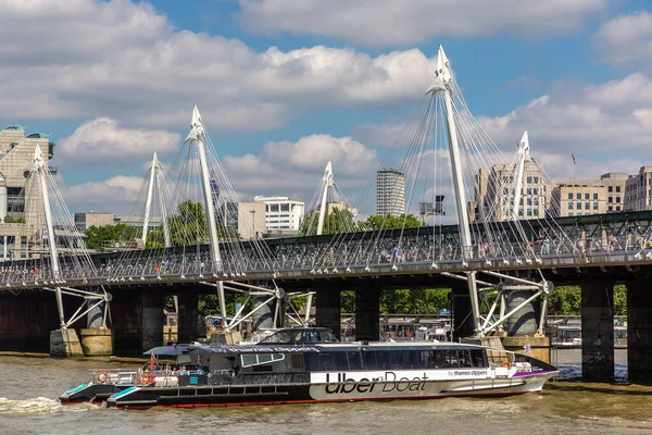 2022年6月17日 一艘由泰晤士河上的泰晤士河快船 匈牙利桥和伦敦金禧桥旁的Uber船 — 图库照片