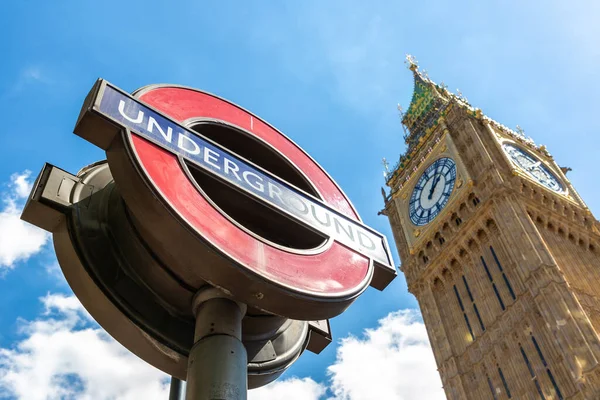 英国伦敦 2022年6月17日 英国伦敦一个阳光明媚的夏日 大本钟和伦敦的地下标志在室外 — 图库照片