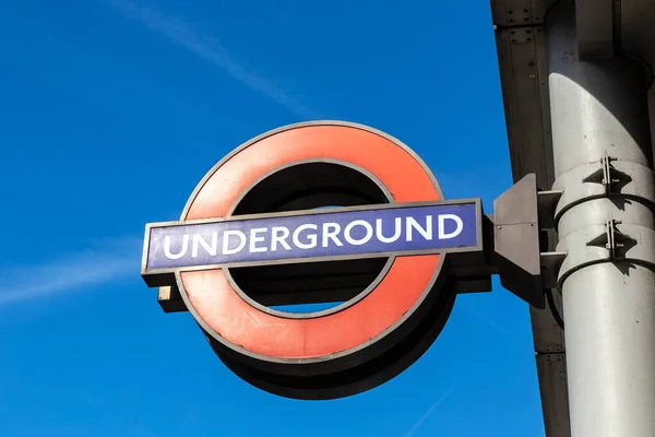 London Storbritannien Juni 2022 Londons Underjordiska Skylt Utomhus Solig Sommardag — Stockfoto