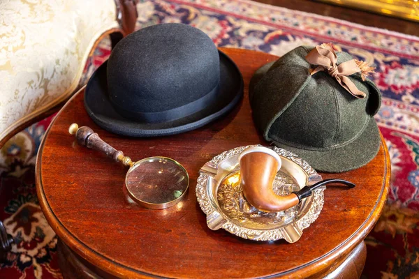 英国伦敦 2022年6月26日 英国伦敦贝克街的夏洛克福尔摩斯博物馆内的理想放大镜 帽子和烟斗 — 图库照片