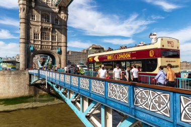 LONDON, İngiltere - 17 Haziran 2022: Tarihi Tower Bridge ve açık-top tur otobüsleri BIGBUS Londra, İngiltere 'de gün batımında
