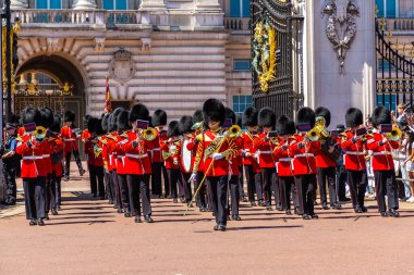 LONDON, İngiltere - 17 Haziran 2022: Güneşli bir yaz gününde Londra 'daki Buckingham Sarayı önünde muhafız seremonisinin değiştirilmesi