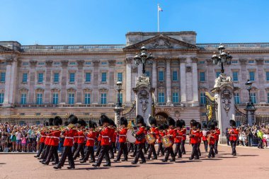 LONDON, İngiltere - 17 Haziran 2022: Güneşli bir yaz gününde Londra 'daki Buckingham Sarayı önünde muhafız seremonisinin değiştirilmesi