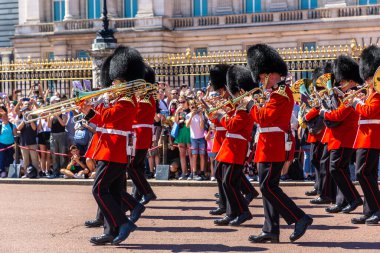LONDON, İngiltere - 17 Haziran 2022: Güneşli bir yaz gününde Londra 'daki Buckingham Sarayı önünde muhafız seremonisinin değiştirilmesi