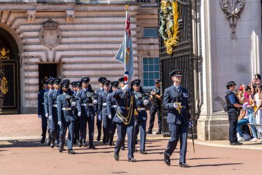 LONDON, İngiltere - 17 Haziran 2022: Güneşli bir yaz gününde Londra 'daki Buckingham Sarayı önünde muhafız seremonisinin değiştirilmesi