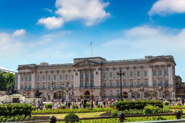 Londra - 17 Haziran 2022 Buckingham Sarayı 'nın dışındaki kalabalık güneşli bir yaz gününde Londra' da düzenlenen muhafız törenini izliyor.