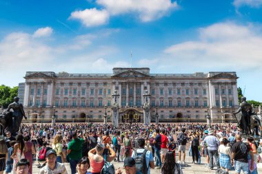 LONDON, UK - JUNE 17, 2022: Crowd of people outside Buckingham Palace watching the changing of the guard ceremony in London in a sunny summer day, UK clipart