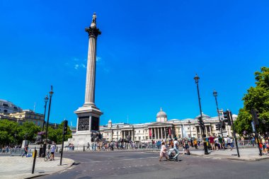 LONDON, BİRLİK KINGDOM - 26 Haziran 2022: Nelson 's Column and The National Gallery in Trafalgar Square, İngiltere' de güneşli bir günde